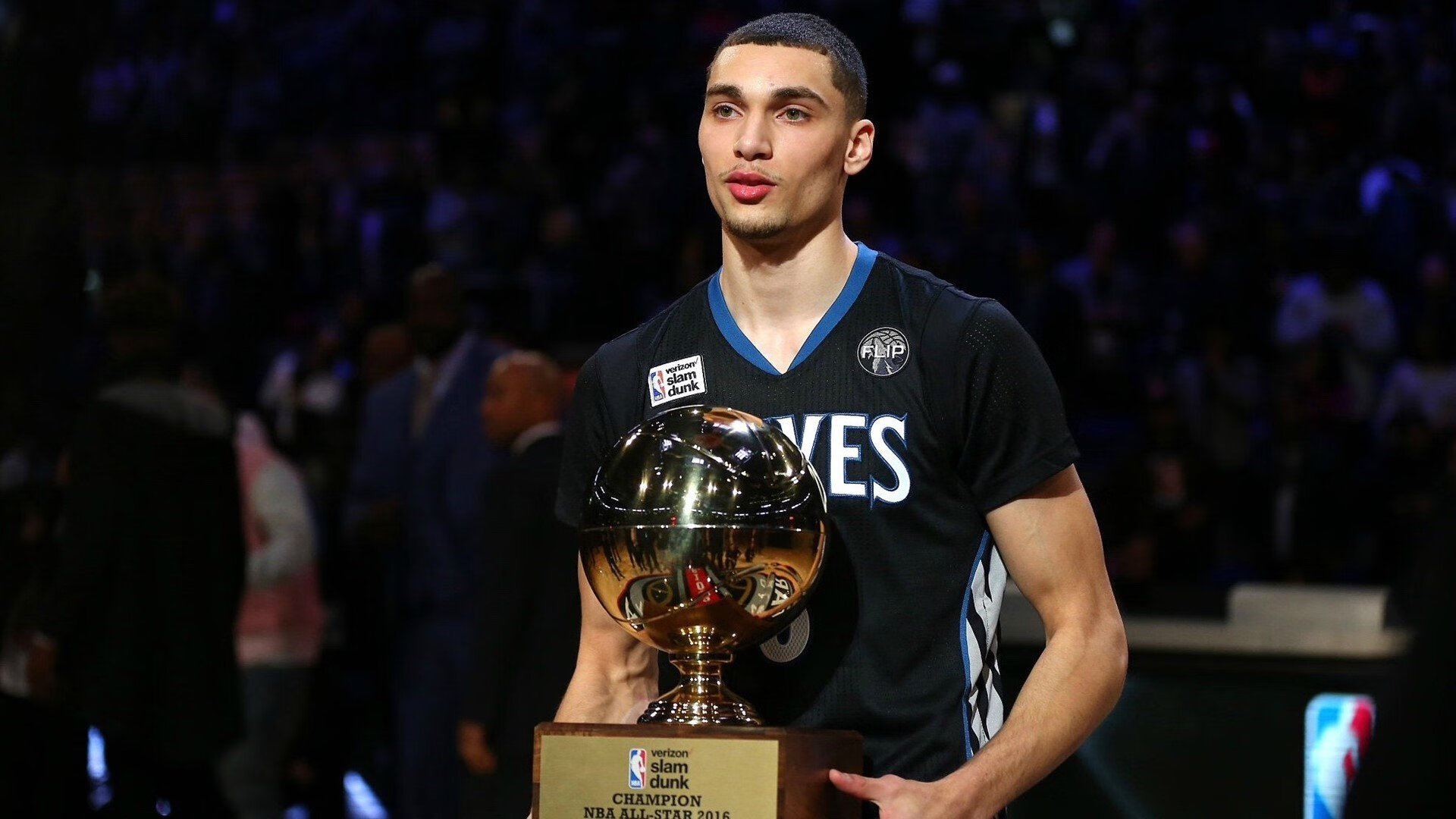 戈贝尔筑起上海长城,上海队战术碾压雄鹿展现唯一性统治力