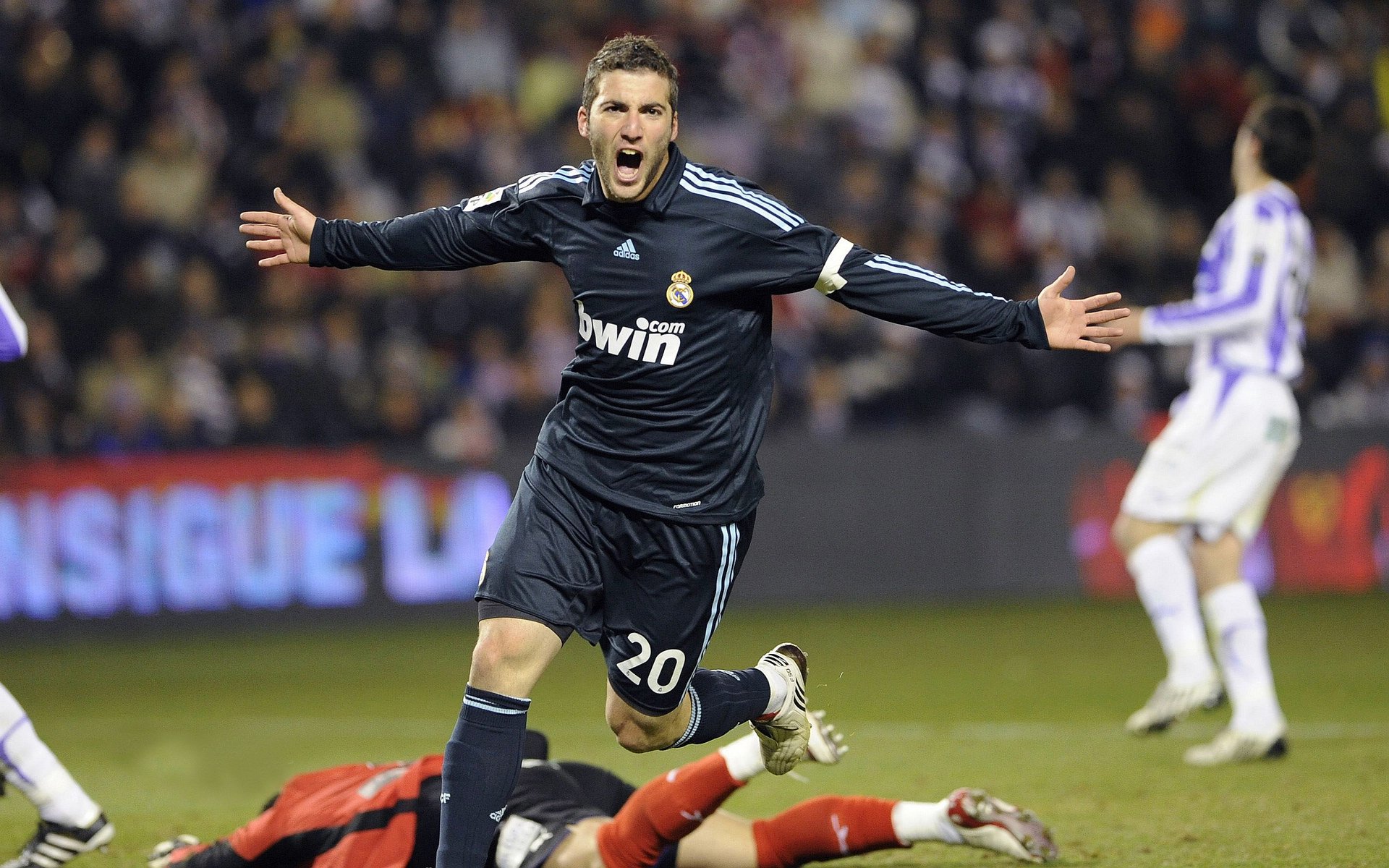 开云体育平台APP-皮克攻防转换核心，哥伦比亚足球智慧如何打穿皇马神话